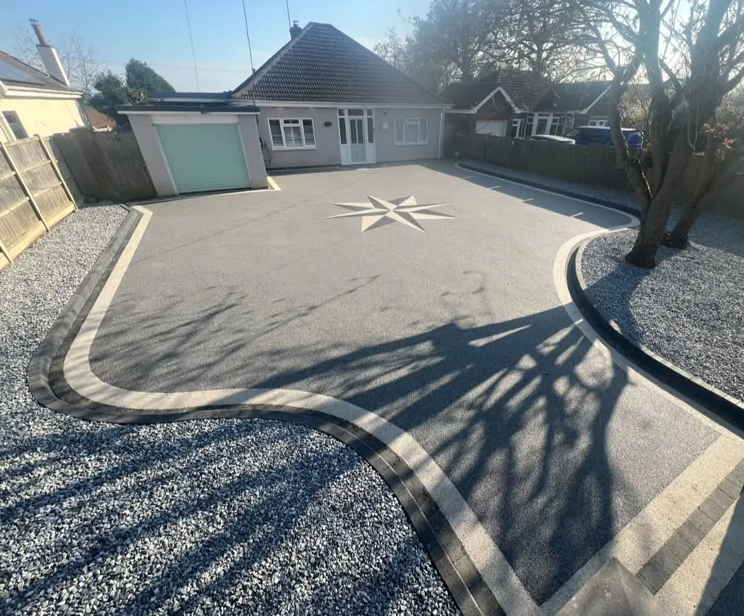 Grey resin driveway with star inlay and curved border