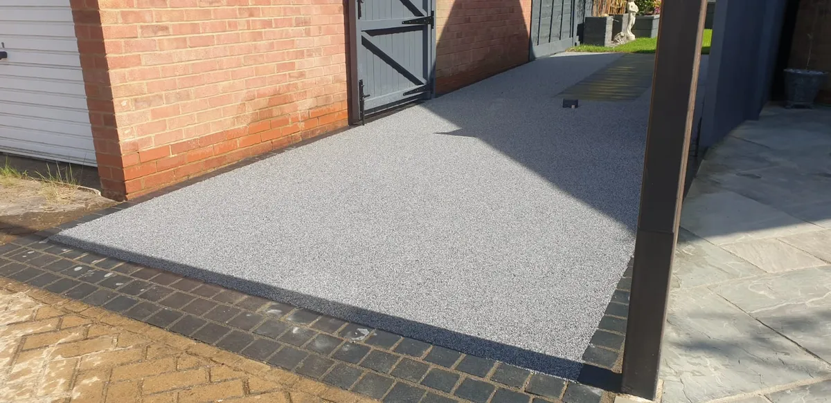 Grey resin driveway with a block border